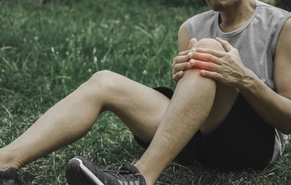 Un hombre se aferra a una pierna mala. El dolor en su pierna. Salud y dolor —  Fotos de Stock