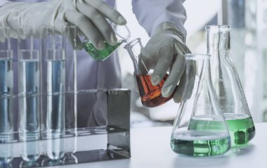 Araştırmacı cam laboratuvar kimyasal test tüpleri ile sıvı ile