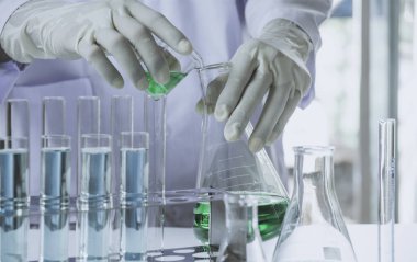 Araştırmacı cam laboratuvar kimyasal test tüpleri ile sıvı ile