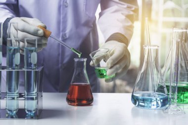 Araştırmacı cam laboratuvar kimyasal test tüpleri ile sıvı ile