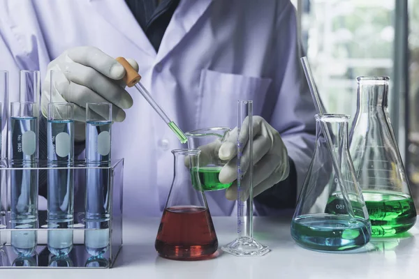 玻璃实验室液体化学试管的研究人员 — 图库照片