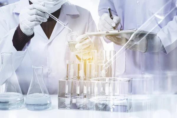 Kutató laboratórium kémiai üvegcsövekből folyadékkal — Stock Fotó