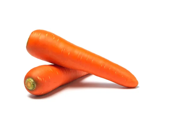 新鲜的胡萝卜在白色的背景上被隔离。胡萝卜的特写. — 图库照片