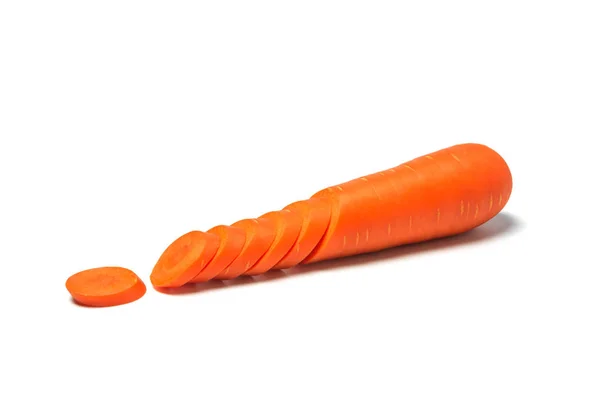 Frische Möhren- und Karottenscheiben isoliert auf weißem Hintergrund. clos — Stockfoto