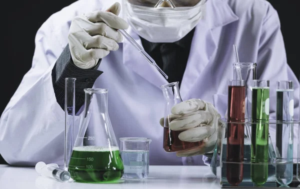 Badacz z laboratorium chemiczne Probówki szklane cieczy — Zdjęcie stockowe