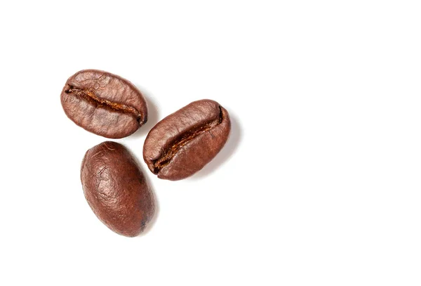 En spread kaffebönor isolerade på vit bakgrund och kopiera Spac — Stockfoto