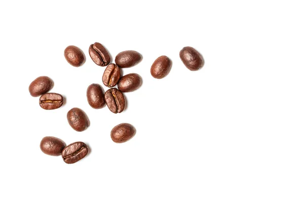 En spread kaffebönor isolerade på vit bakgrund och kopiera Spac — Stockfoto