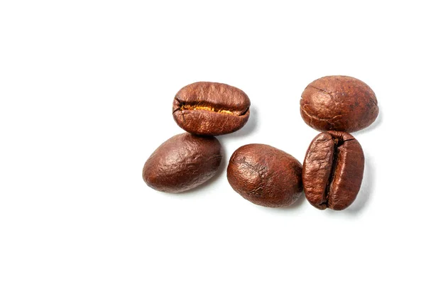 En spread kaffebönor isolerade på vit bakgrund och kopiera Spac — Stockfoto