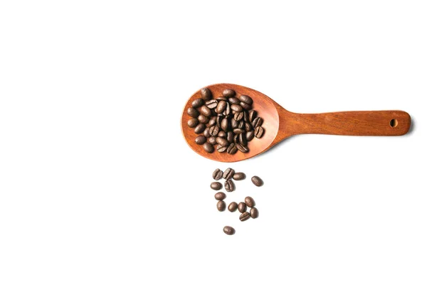 Una cuchara de madera con granos de café extendidos aislados sobre fondo blanco — Foto de Stock