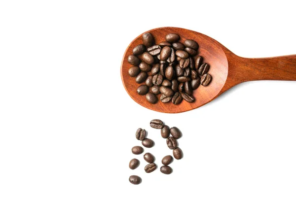 En träsked med spridda kaffebönor isolerade på vita bakgr — Stockfoto