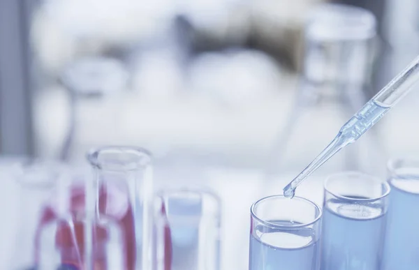 Forskare med glas laboratorium kemiska provrör med vätska — Stockfoto