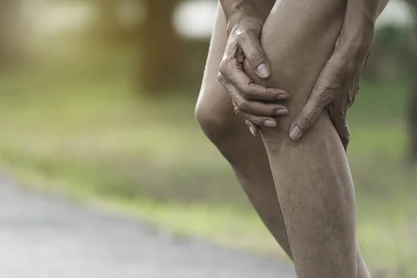 A női ragaszkodik, hogy egy rossz láb. A fájdalom a lábát. Egészségügyi és — Stock Fotó