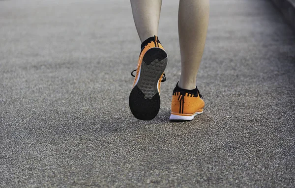 Женщина, бегущая по утрам на пробежку, упражнения и исцеление — стоковое фото