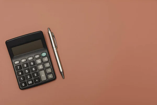 Calculatrice noire avec stylo et espace de copie. Technologie et finances — Photo