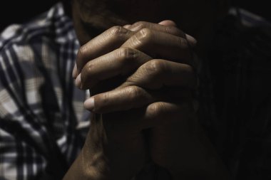 Din için dua ederken insanın eli. Kavram barış ve yaşam.