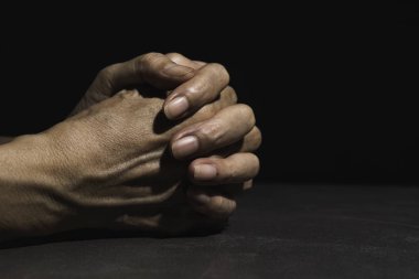 Din için dua ederken insanın eli. Kavram barış ve yaşam.
