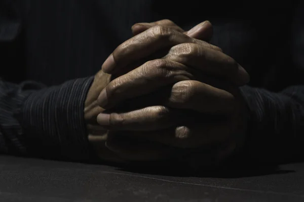 Hand van de mens tijdens het bidden voor religie. Concept vrede en leven. — Stockfoto