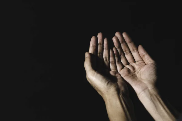 Το χέρι του ανθρώπου, ενώ προσεύχεται για τη θρησκεία. Έννοια ειρήνη και ζωή. — Φωτογραφία Αρχείου