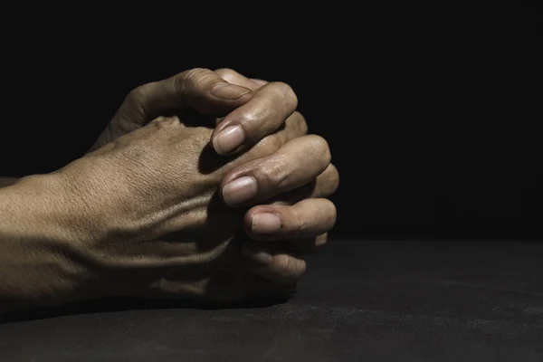 Hand van de mens tijdens het bidden voor religie. Concept vrede en leven. — Stockfoto