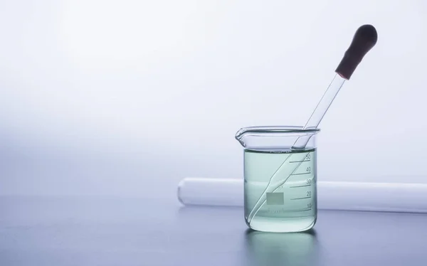 Laboratorium chemische reageerbuisjes met vloeistof voor glas analytische — Stockfoto