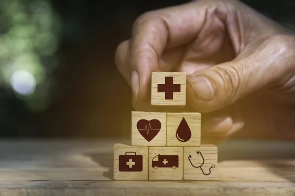 Рука, що тримає кубики здоров'я та медичні символи з пробілом для копіювання — стокове фото