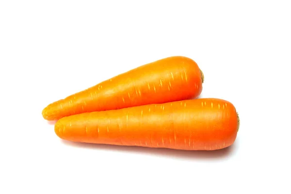 新鲜的胡萝卜在白色的背景上被隔离。胡萝卜的特写. — 图库照片