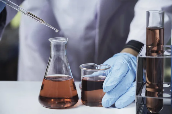 Pesquisador com tubos de ensaio químicos de laboratório de vidro com líquido — Fotografia de Stock