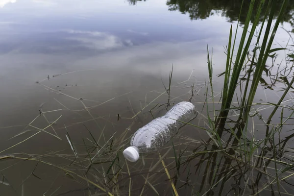 Plastikowe butelki z wodą zanieczyszczają rzekę. Plastikowe śmieci w w — Zdjęcie stockowe