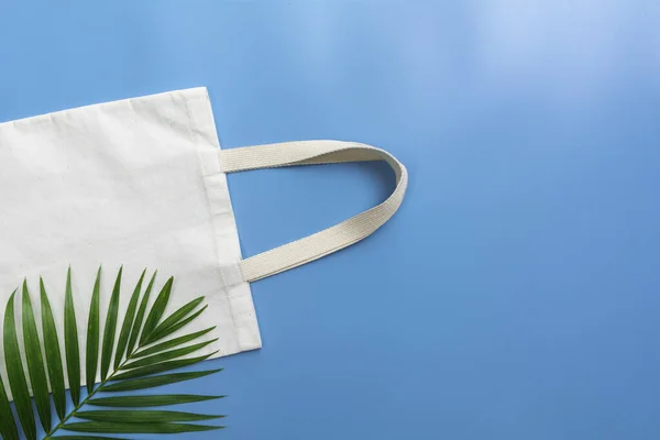 White tote bag canvas fabric. Cloth shopping sack mockup with co — Stock Photo, Image