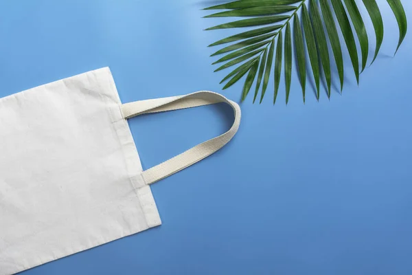 White tote bag canvas fabric. Cloth shopping sack mockup with co — Stock Photo, Image