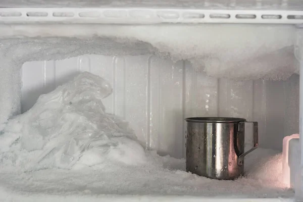 Ανοξείδωτο Πόσιμο Νερό Ποτήρι Καταψύκτη Ενός Ψυγείου Συσσώρευση Πάγου Μέσα — Φωτογραφία Αρχείου