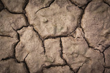 Dünya 'yı yukarıdan terk et. Kuru çatlak yüzey üst görünümü. Yaşamsız kavramı ile kara arka planının çatırdaması.