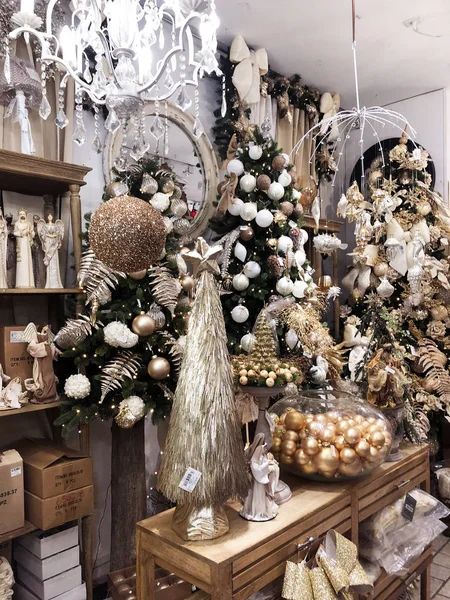 Kerstboom decoratie in klein winkeltje. Doos met kerstversiering. — Stockfoto