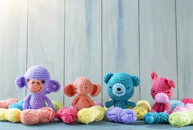 Amigurumi oyuncak ahşap arka plan üzerinde