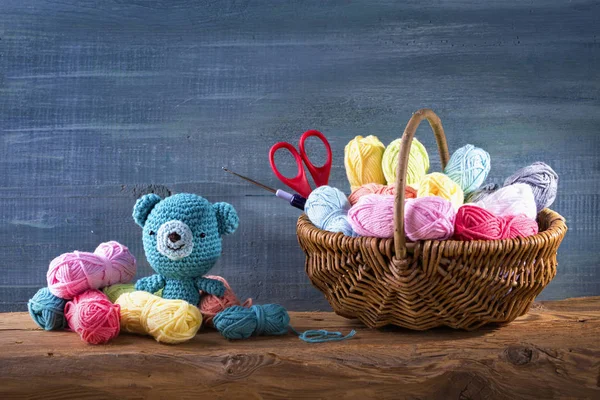 Amigurumi Spielzeug Auf Einem Hölzernen Hintergrund — Stockfoto