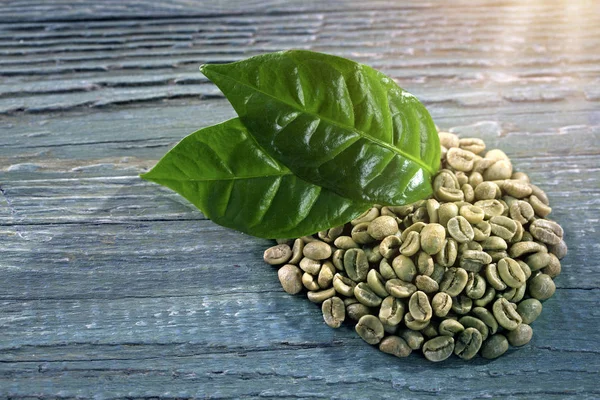 Grüne Kaffeebohnen Auf Blauem Hintergrund — Stockfoto