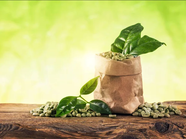 Grüne Kaffeebohnen Auf Grünem Hintergrund — Stockfoto