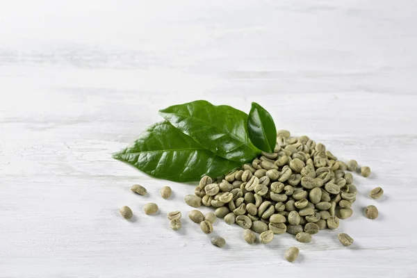 Grüne Kaffeebohnen Auf Weißem Hintergrund — Stockfoto