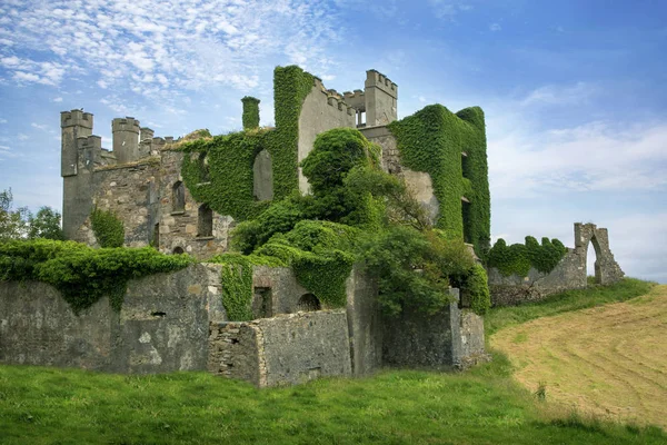 Clifden Castle, yıkık kalede üzerinde gökyüzü Road, Connemara, İrlanda