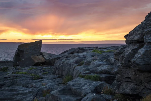 Doolin County Clare Rlanda Atlantik Kıyısında Kıyı Köyü Nde Günbatımı — Stok fotoğraf