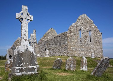 Clonmacnoise Katedrali ile tipik haçlar ve mezar. Manastır kalıntıları. İrlanda