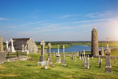 Clonmacnoise Katedrali ile tipik haçlar ve mezar. Manastır kalıntıları. İrlanda