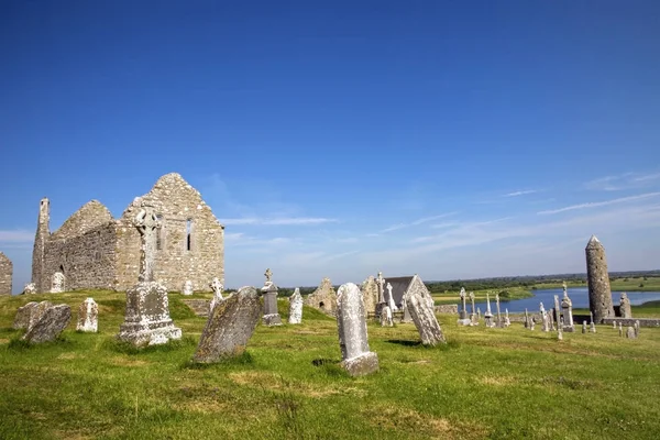 Cathédrale Clonmacnoise Avec Les Croix Les Tombes Typiques Les Ruines — Photo