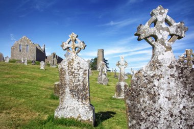 Clonmacnoise Katedrali ile tipik haçlar ve mezar. Manastır kalıntıları. İrlanda