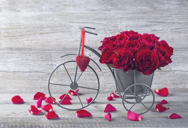 Rosa Rossa Vaso Bicicletta Fondo Legno — Foto Stock