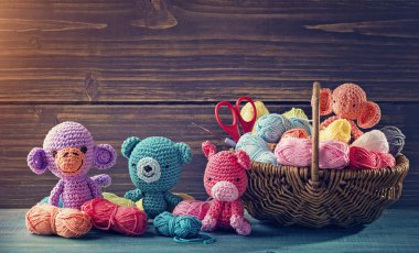 Amigurumi oyuncak ahşap arka plan üzerinde