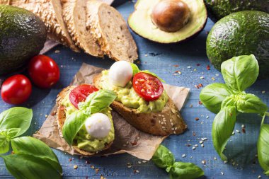 Bruschettas çavdar ekmeği, guacamole, domates ve mozzarella ile