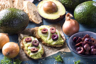 Bruschettas çavdar ekmeği, guacamole ve zeytin