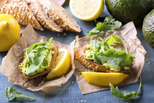 Bruschettas Com Pão Centeio Guacamole Arugula — Fotografia de Stock