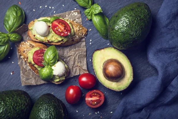 Bruschettas Com Pão Centeio Guacamole Tomate Mussarela — Fotografia de Stock